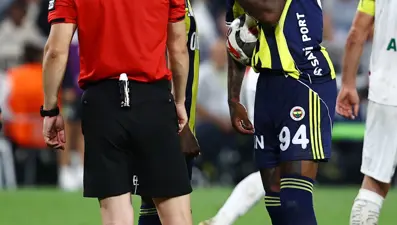 Kadıköy'de büyük tepki: Penaltı kaçtı, Fenerbahçe taraftarı iki ismi protesto etti