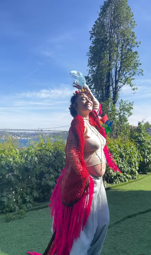 Demet Evgar'dan anneliğe geçiş kutlaması: Dua edip şarkı söylediler