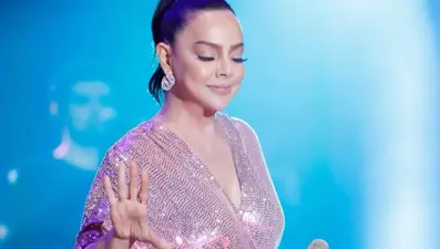 Ebru Gündeş sahnede rahatsızlandı