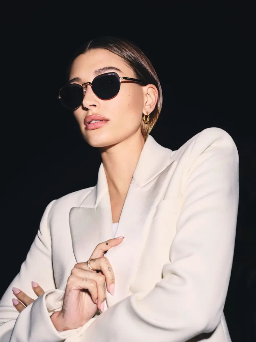 Hailey Bieber gözlük markasının yüzü oldu 