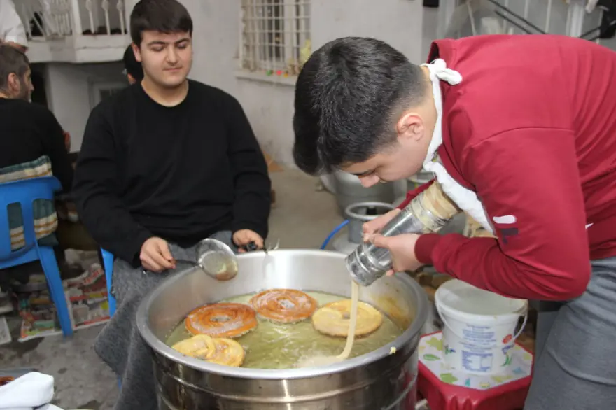 Nesilden nesille Ramazan ayına özel tatlı: 60 yıldır evinin avlusunda yapıyor 1