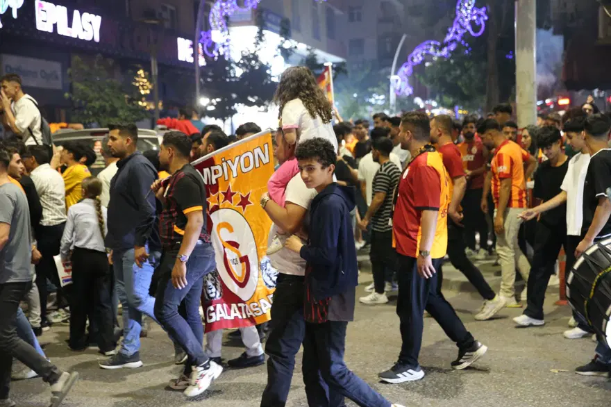 Galatasaray taraftarı sokağa döküldü 21 Galatasaray taraftarı sokağa döküldü 21