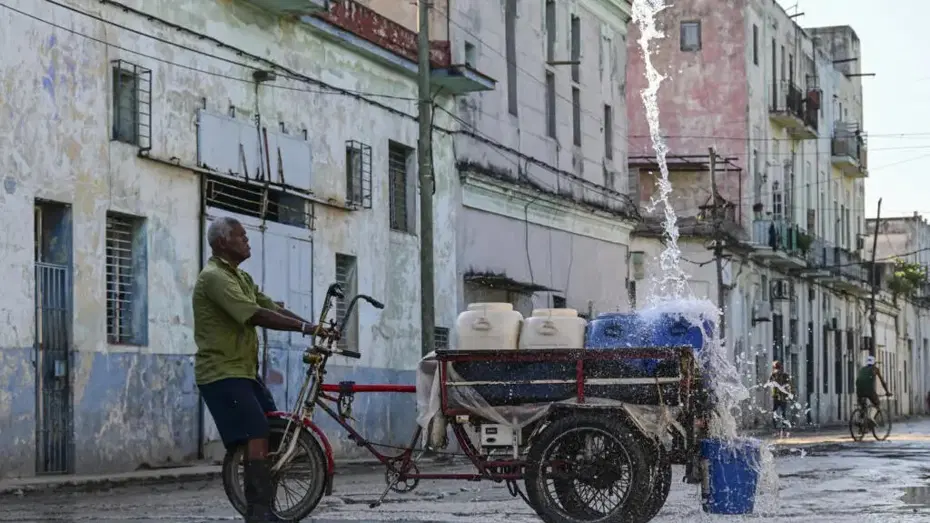 Küba'da milyonlarca kişi susuz kaldı. Halk kuyu kazıyor