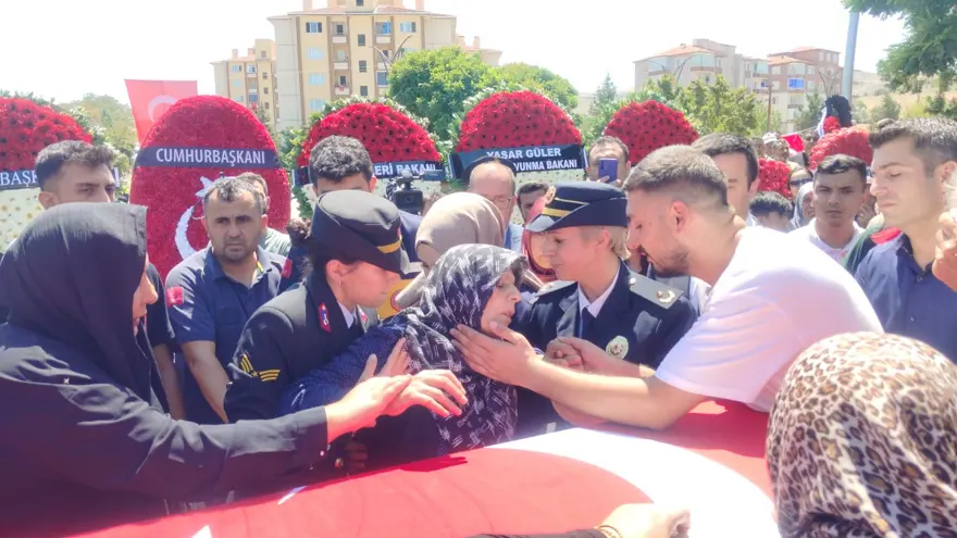 Pençe-Kilit şehidine veda: Annesi sedye ile getirildi 8