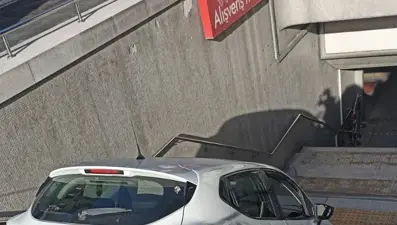 Kızılay'da bir otomobil metro istasyonuna düştü