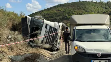 Arnavutköy'de hafriyat kamyonu devrildi