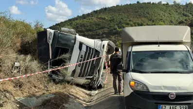 Arnavutköy'de hafriyat kamyonu devrildi