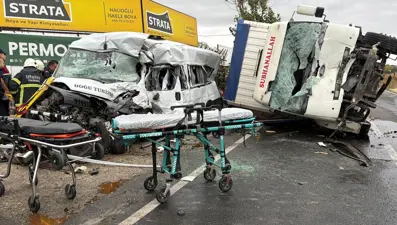 Tekirdağ’da işçi servisi ile kamyon çarpıştı: 3 can kaybı, 9 yaralı