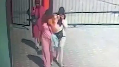 Kapısını kırıp girdikleri evden 200 bin liralık altın çaldılar