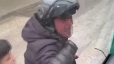 Kaskla servis aracının camını kıran sürücü serbest kaldı