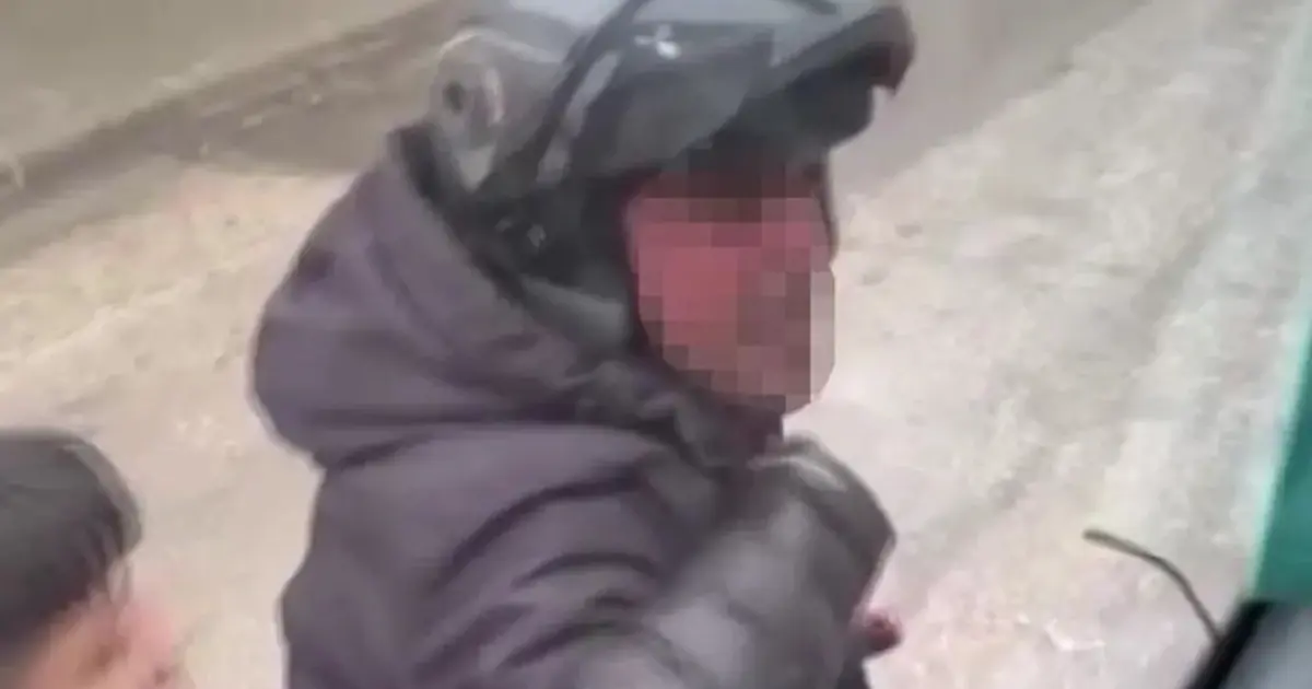 Kaskla servis aracının camını kıran sürücü serbest kaldı