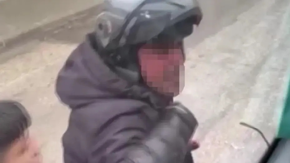 Kaskla servis aracının camını kıran sürücü serbest kaldı