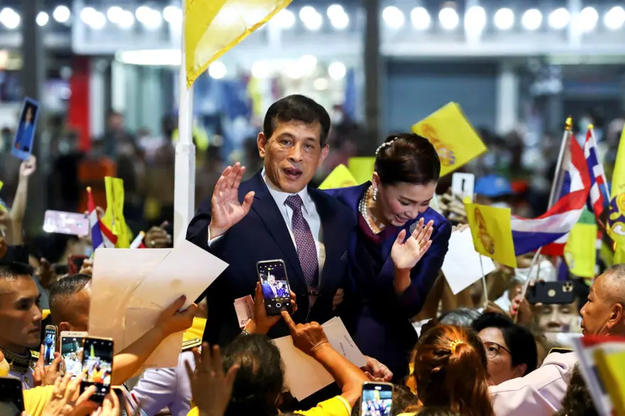 Tayland Kralı Maha Vajiralongkorn metro açılışında kırmızı halı serdirdi 