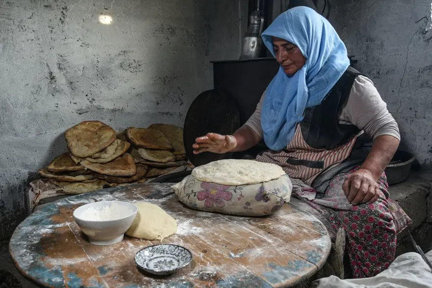 Kars'ın Arpaçay ilçesi Kuyucuk köyünde fırına gidilmiyor ekmeği kadınlar yapıyor 2 Kars'ın Arpaçay ilçesi Kuyucuk köyünde fırına gidilmiyor ekmeği kadınlar yapıyor 2