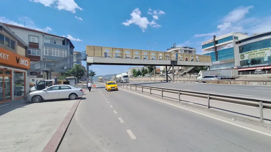 Her gün yüzlerce kişi kullanıyor: Evin içini gören üst geçitiçin yıkım kararı verildi 3