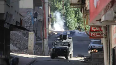 Polis aracına atmak istediği patlayıcı elinde infilak etti