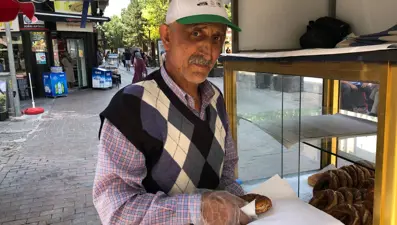 Akciğer kanseri ama 12 saat güneş altında ekmek parasını kazanıyor