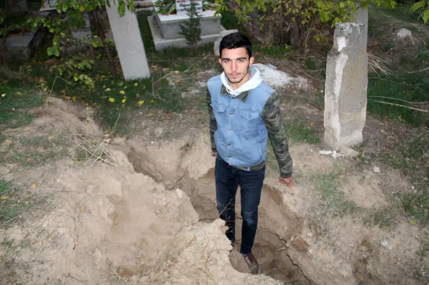 Fay hattı boyunca oluştu, derinliği 6 metreyi buluyor 7