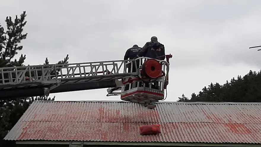 Tamir etmek için çıktığı çatıda mahsur kaldı 1