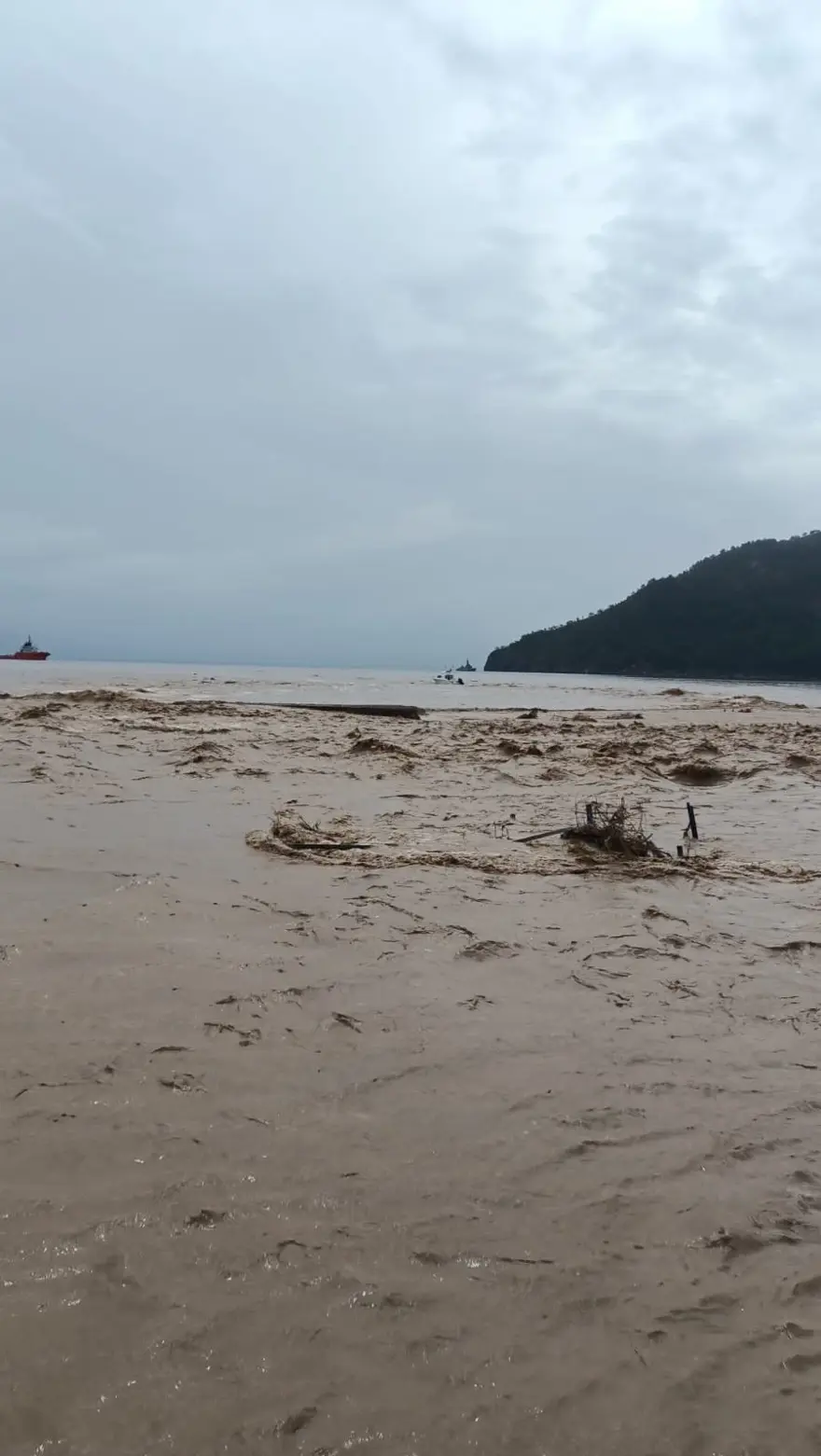 Antalya’da şiddetli yağmur hayatı felç etti:  Otomobil sel sularıyla sürüklendi 5