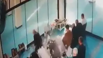  Caminin tavan alçısı cemaatin üstüne düştü