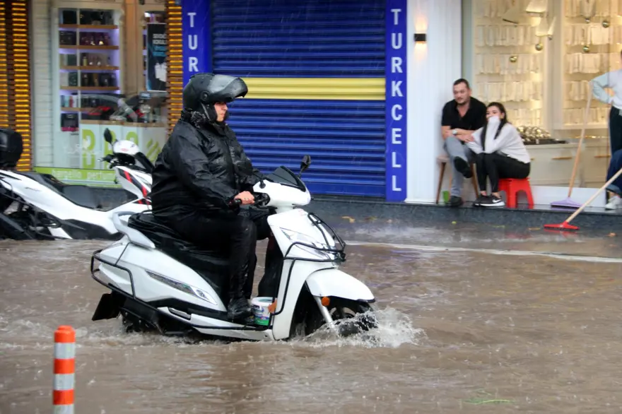 Antalya ve Muğla'yı fırtına vurdu: Cadde ve sokaklar göle döndü 5