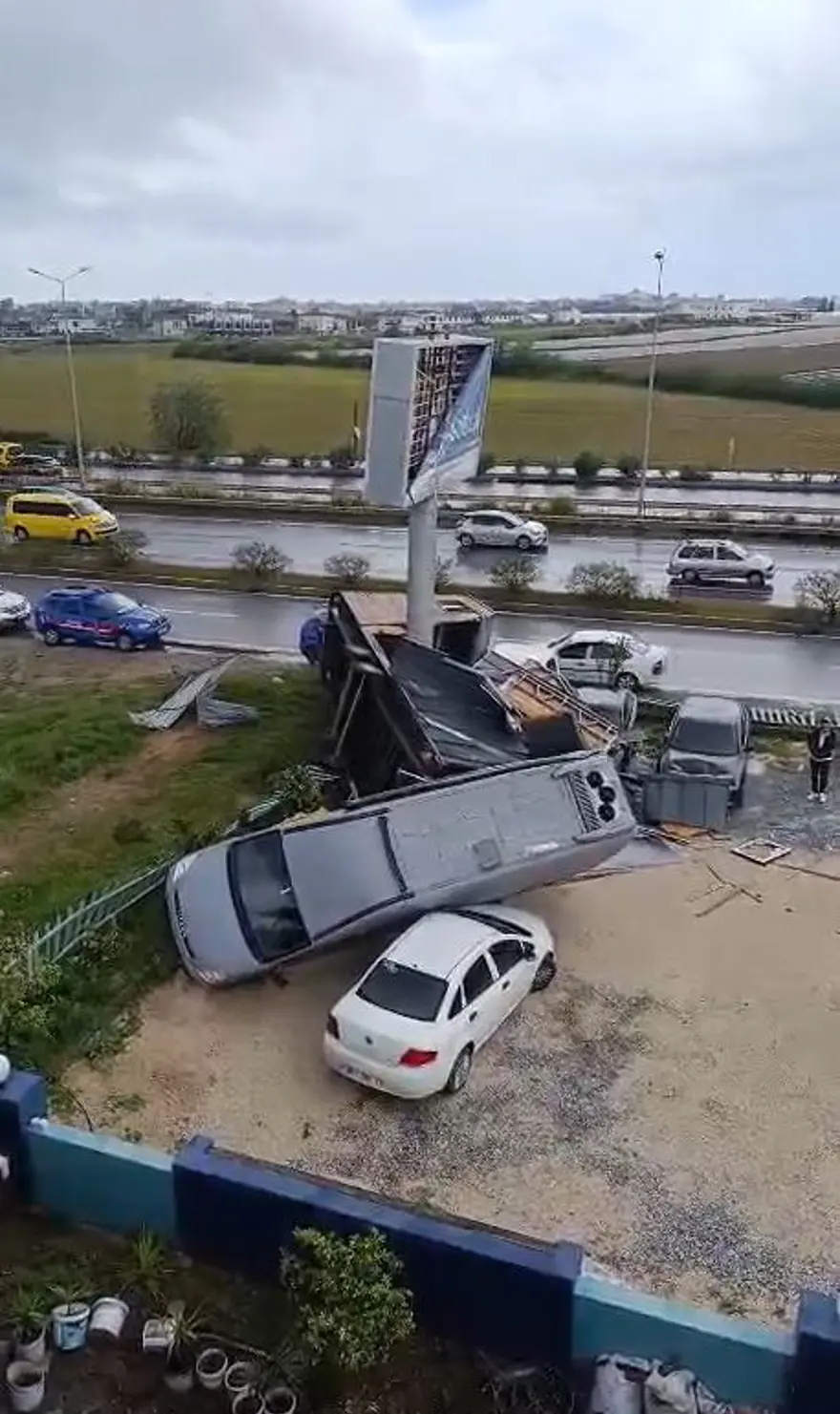 Antalya'da hortum: İki tonluk bungalovu sürükledi, minibüsü otomobillerin üzerine fırlattı! 3
