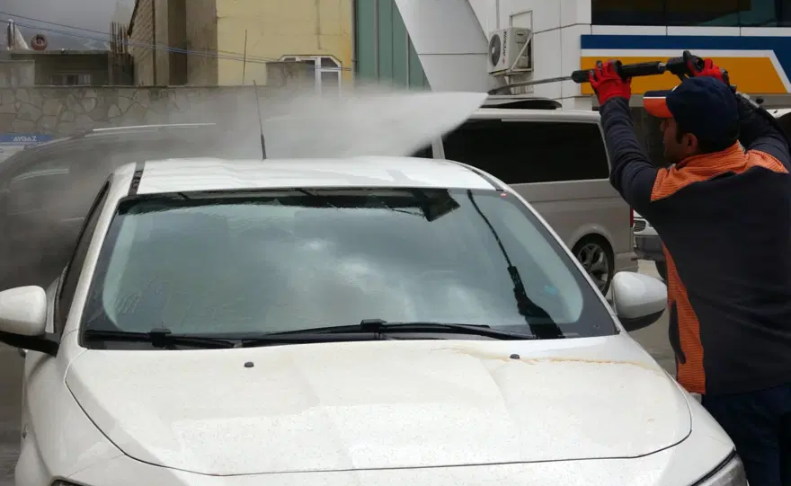 Van’da çamur yağdı: araçlar oto yıkamada kuyruk oldu Van’da çamur yağdı: araçlar oto yıkamada kuyruk oldu