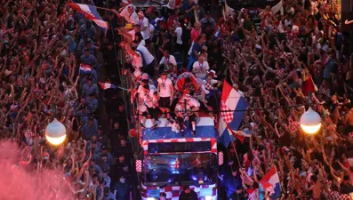 Vida'yı otobüsün üzerinden düşmekten kaleci Subasic kurtardı