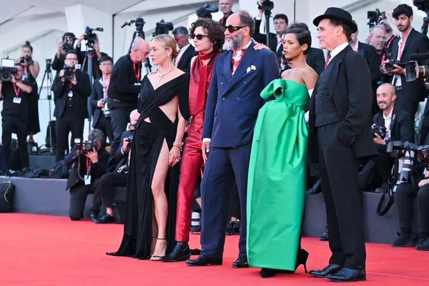 8,5 DAKİKA BOYUNCA ALKIŞLANDI 2