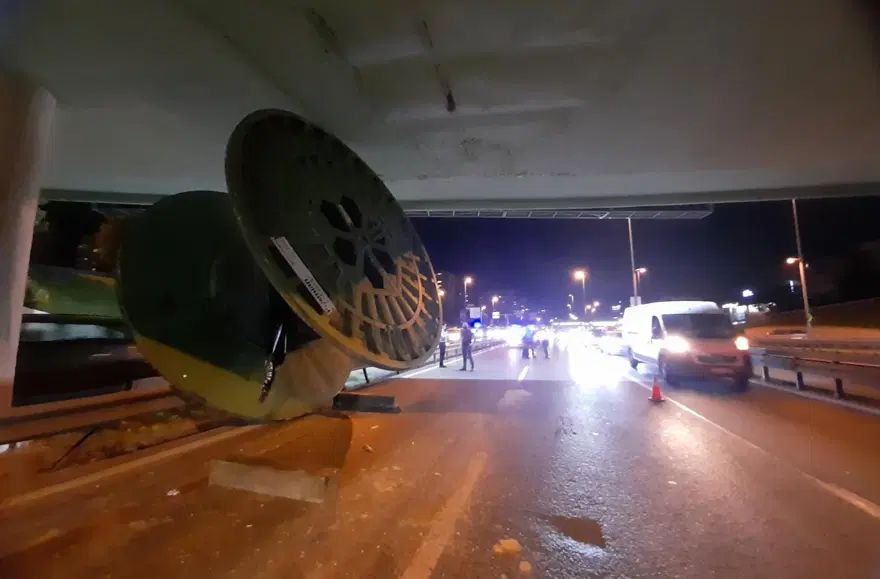 TIR'daki dev makara köprüde takılı kaldı 1 TIR'daki dev makara köprüde takılı kaldı 1