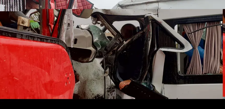 Servis minibüsüyle kamyonet çarpıştı: 2 ölü, 11 yaralı 5 Servis minibüsüyle kamyonet çarpıştı: 2 ölü, 11 yaralı 5