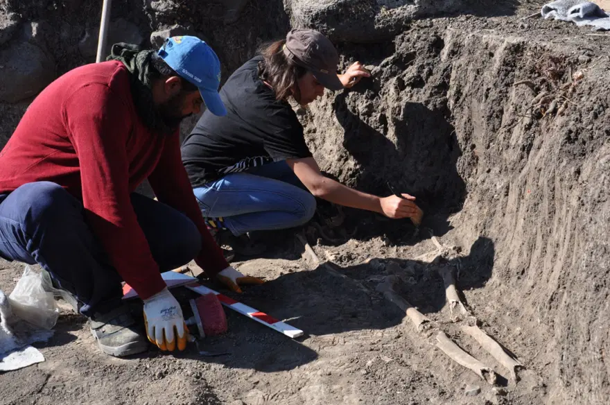 Hamaç Höyük kazısında nekropol bulundu Hamaç Höyük kazısında nekropol bulundu