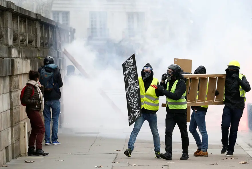 Paris'te 167 sarı yelekli gözaltına alındı 10