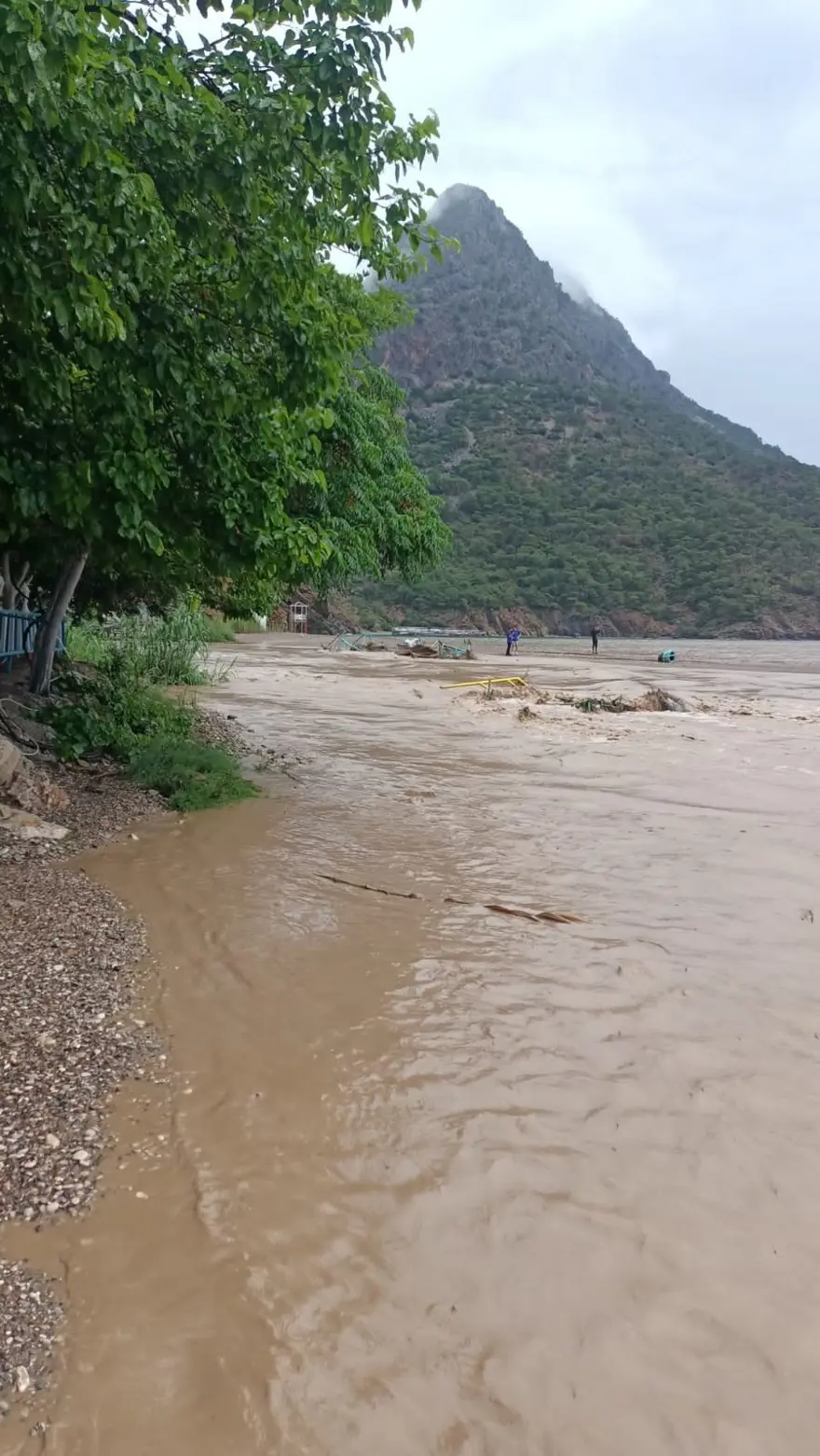 Antalya’da şiddetli yağmur hayatı felç etti:  Otomobil sel sularıyla sürüklendi 6