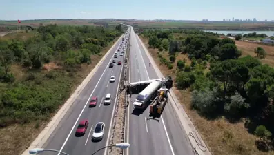 TEM Otoyolu'nda faciasının eşiğinden dönüldü: Gaz yüklü tanker devrildi