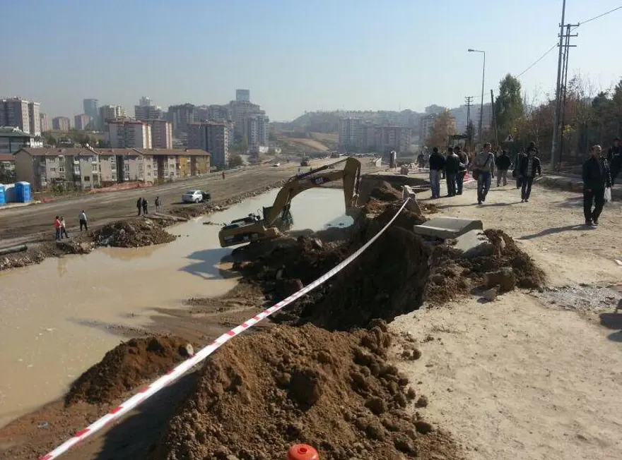 ODTÜ Yolu'nda göçük 