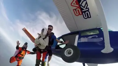 102 yaşında paraşütle atladı