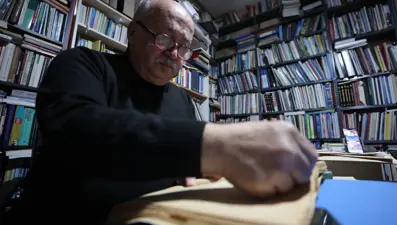 61 yaşında 70 bini aşkın kitabı var: Evini kütüphaneye dönüştürdü