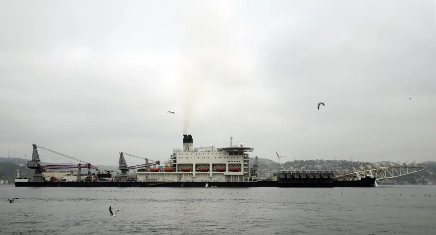 Pioneering Spirit, İstanbul Boğazı'ndan geçti 