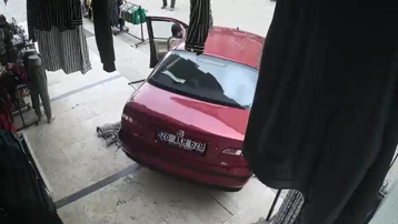 El freni çekilmeyen otomobil, mağazaya girmek üzereyken durduruldu