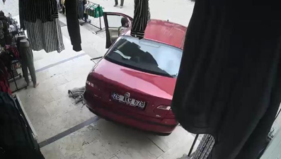 El freni çekilmeyen otomobil, mağazaya girmek üzereyken durduruldu