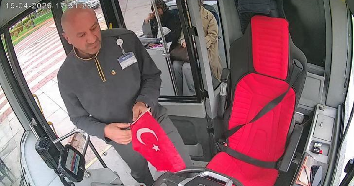 Yerdeki bayrağı görünce durdu: Otobüs şoföründen alkışlanacak davranış