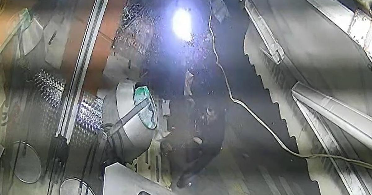 Otomobilin altında kalmaktan son anda kurtuldu