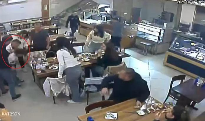 Restoranda nefes borusuna yiyecek kaçan çocuk Heimlich manevrasıyla kurtarıldı