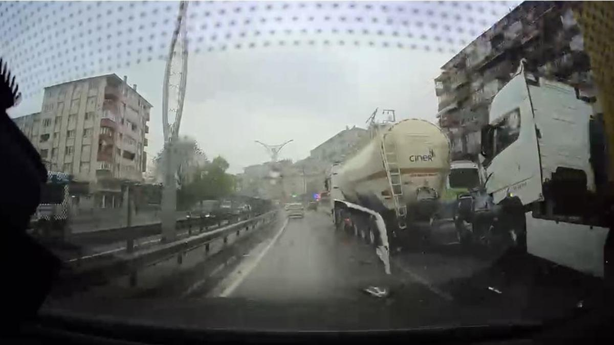 Korkunç zincirleme kaza: Otomobil, TIR ile tanker arasına sıkıştı