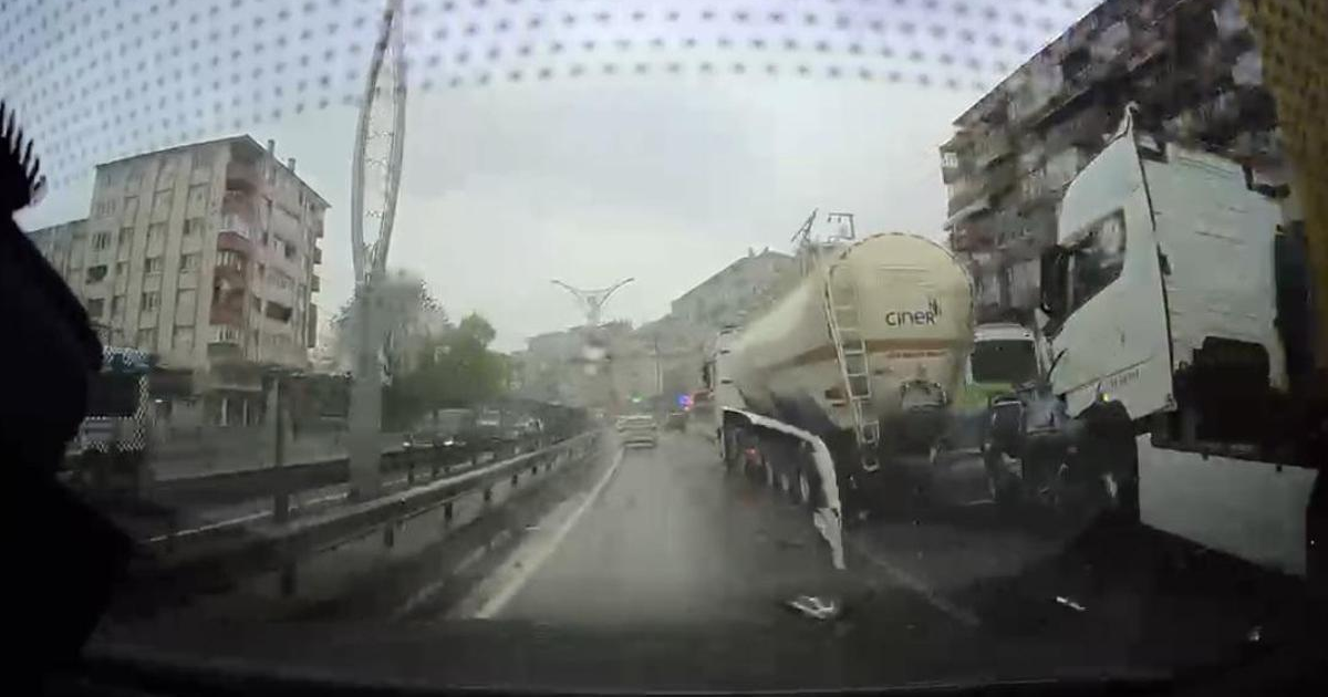 Korkunç zincirleme kaza: Otomobil, TIR ile tanker arasına sıkıştı