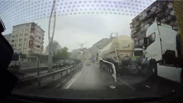 Korkunç zincirleme kaza: Otomobil, TIR ile tanker arasına sıkıştı