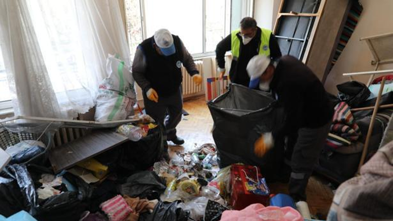 Ekipler çilingirle girdi, evden tam 5 kamyon çöp çıktı 