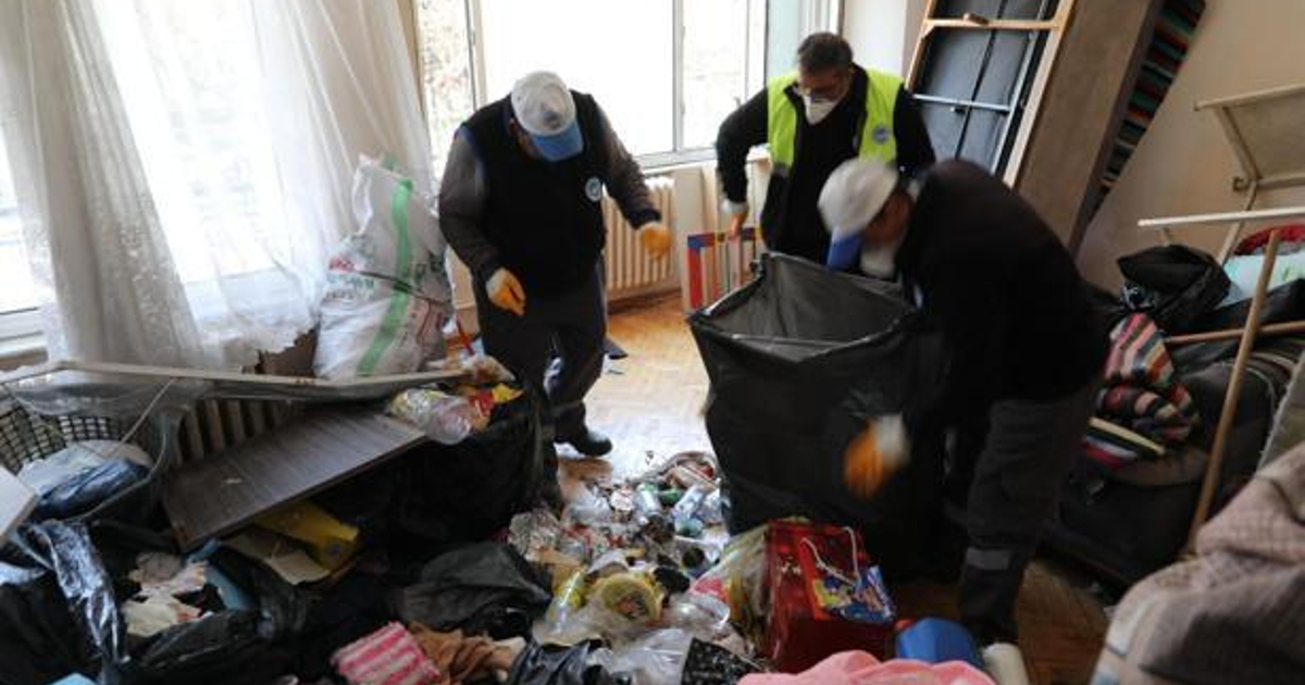 Ekipler çilingirle girdi, evden tam 5 kamyon çöp çıktı